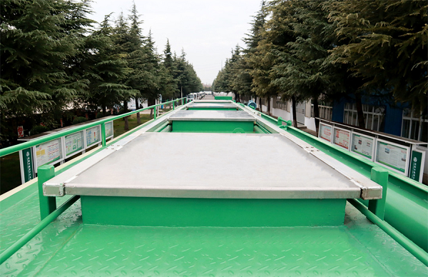 3915k1体育十年品牌值得信赖饲料运输半挂车