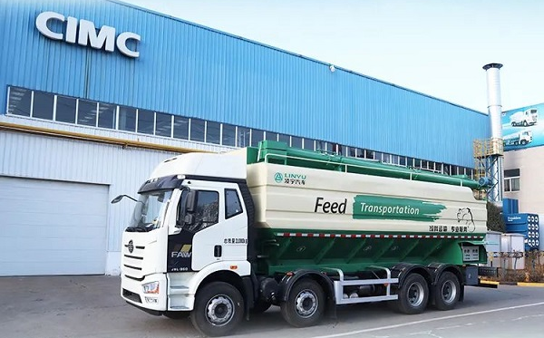 3915k1体育十年品牌值得信赖散装饲料运输车特点先容！