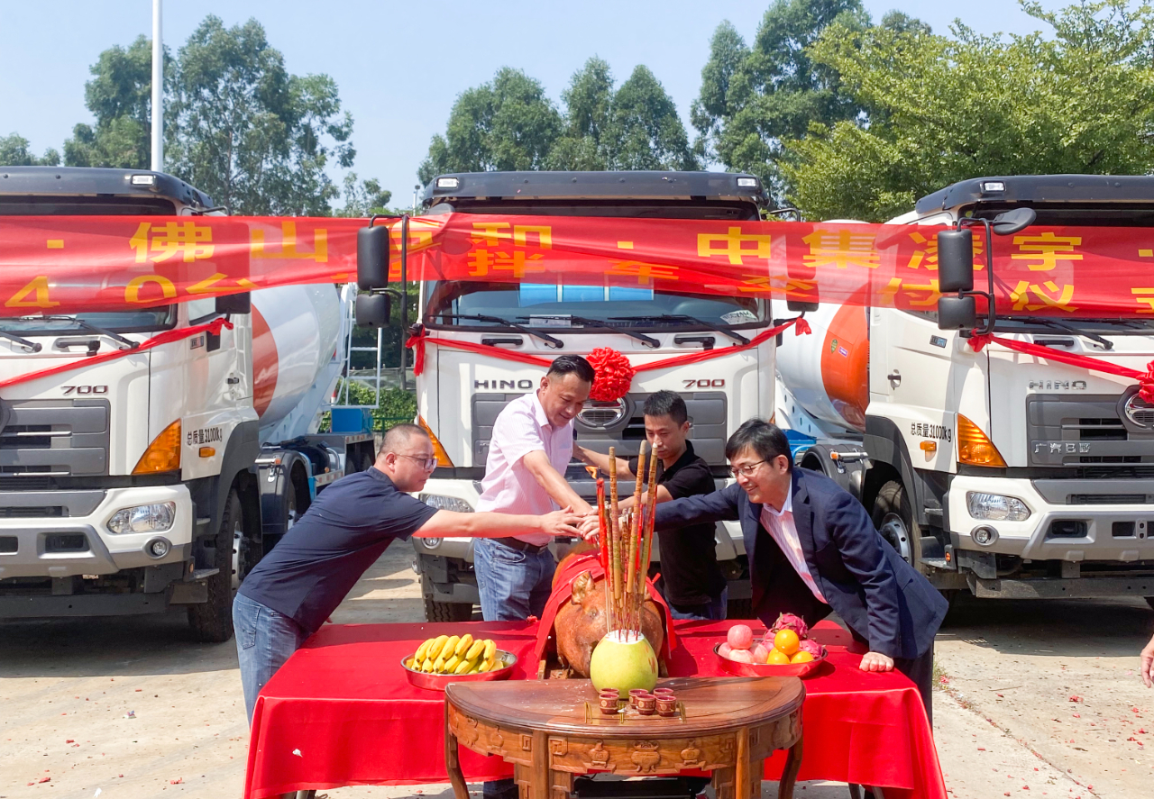 喜气洋洋共相聚，40台3915k1体育十年品牌值得信赖搅拌车交付大客户！