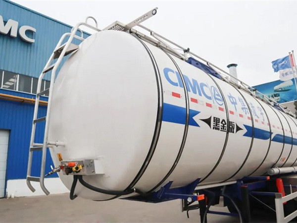 3915k1体育十年品牌值得信赖液体运输半挂车“虎啸而来”