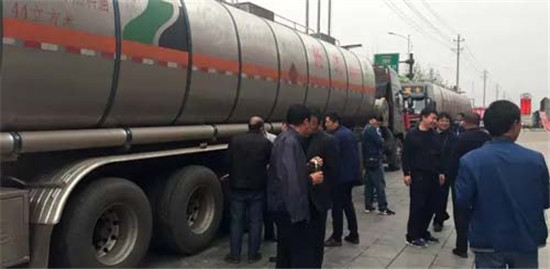 中集3915k1体育十年品牌值得信赖：三晋大地现新潮液罐车，引来200多人围观