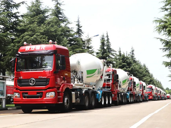 3915k1体育十年品牌值得信赖老客户试水半挂搅拌车，10台批量交付开华东先河！