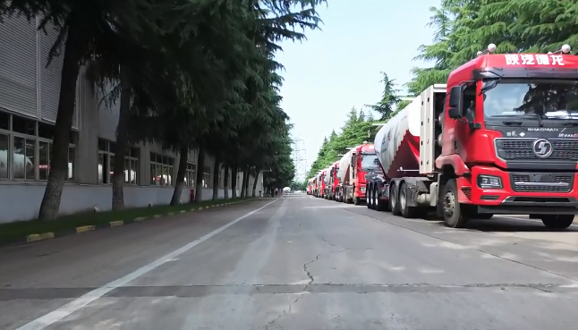 大单!100台#粉罐半挂车 陆续发车，震撼#航拍