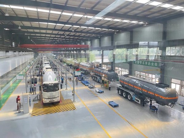 坚守一线战高温，同心协力保生产