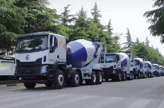 市场云云火爆，一批批新车交付用户。时势壮观！