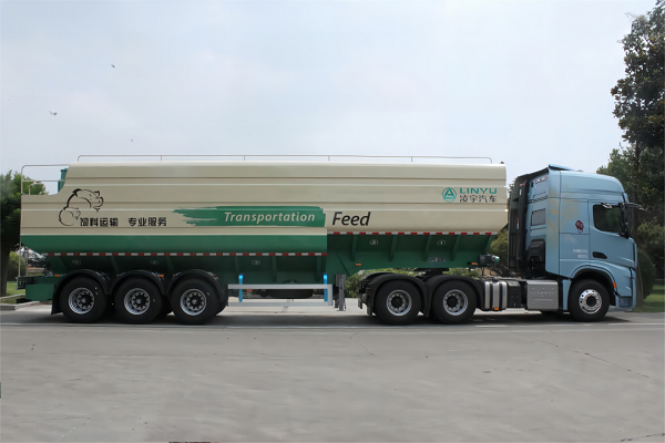 包管饲料运输清静！散装雏禽饲料运输半挂车的特点及优势有哪些？