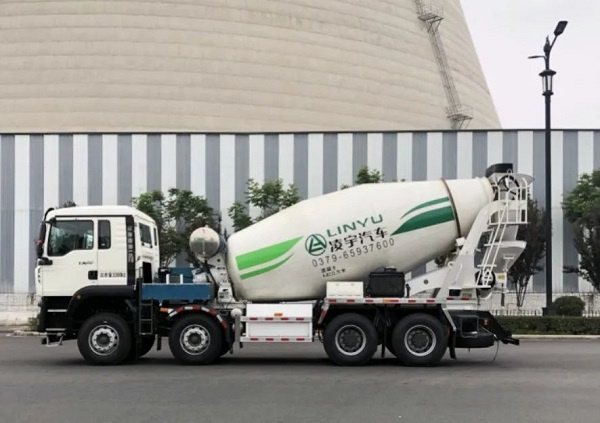 重汽&3915k1体育十年品牌值得信赖电驱桥搅拌车，会省钱的才是卡友选择的！