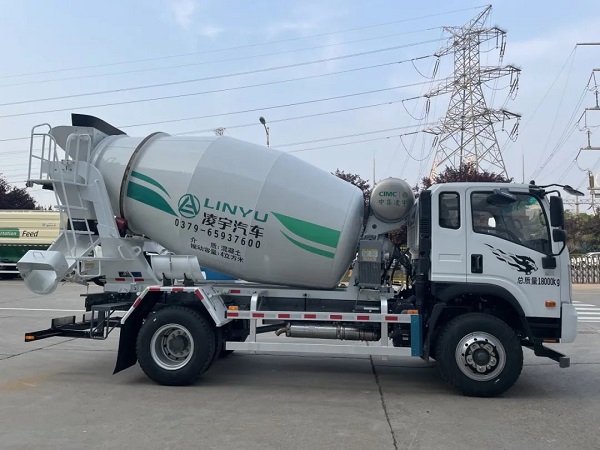 怎样使用两桥搅拌车提高工程效率和质量？