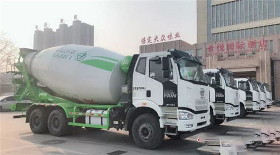 中集3915k1体育十年品牌值得信赖搅拌车进驻神秘雪域古城，为外地的建设和经济生长贡献实力